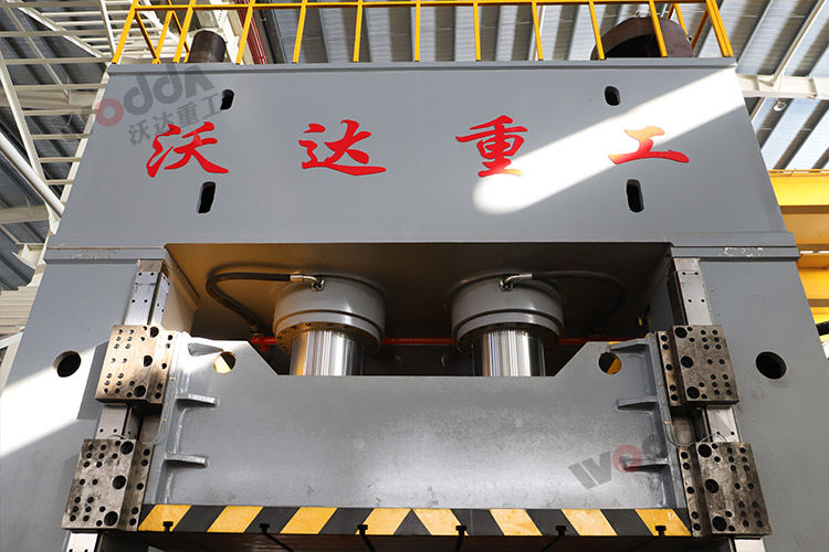 2000噸框架液壓機(jī)（滑塊、活塞）