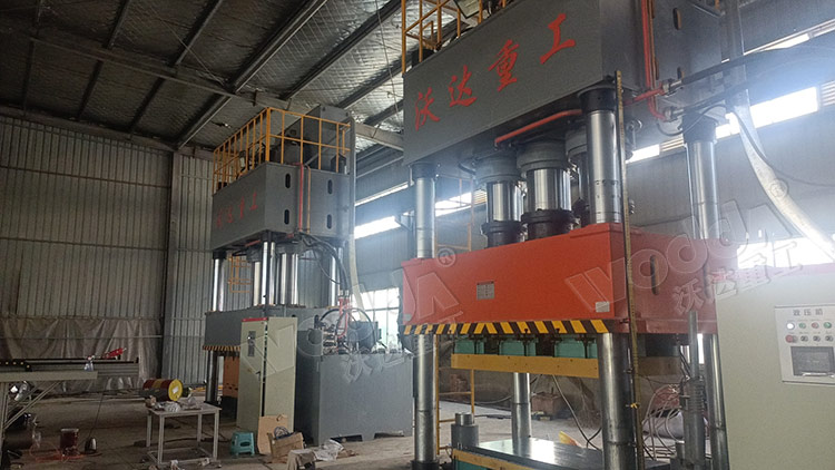 1500噸四柱液壓機(jī)模壓SMC汽車導(dǎo)流罩客戶現(xiàn)場(chǎng) 1500噸四柱液壓機(jī)模壓SMC汽車導(dǎo)流罩客戶現(xiàn)場(chǎng)