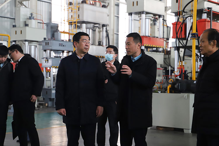 徐州市委常委、經開區(qū)黨工委書記張克一行觀看車間