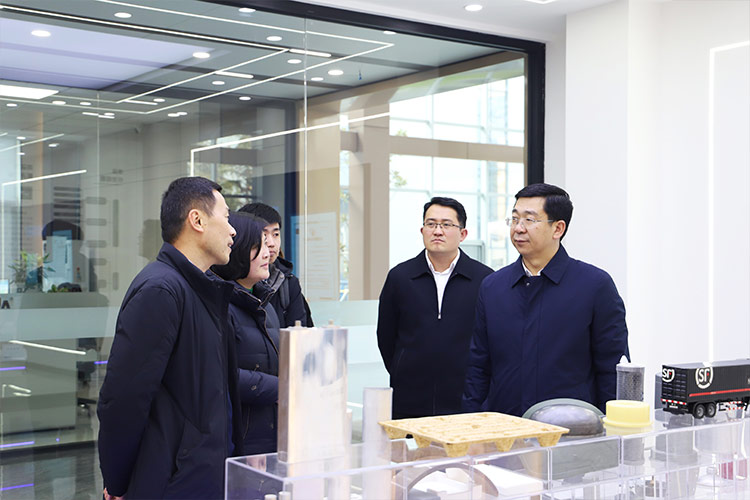 徐州市委常委、經開區(qū)黨工委書記張克一行蒞臨山東沃達重工調研考察