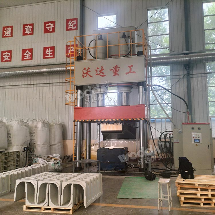 800噸復合材料成型液壓機 800噸復合材料成型液壓機