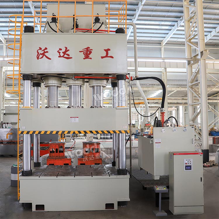 1500噸三梁四柱液壓機(jī) 1500噸三梁四柱液壓機(jī)