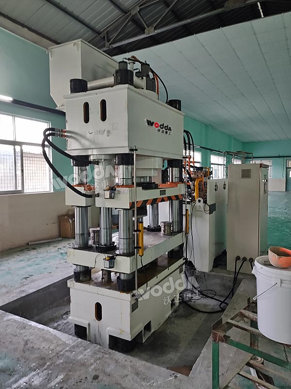 630噸四柱液壓機(jī)現(xiàn)場(chǎng) 630噸四柱液壓機(jī)現(xiàn)場(chǎng)