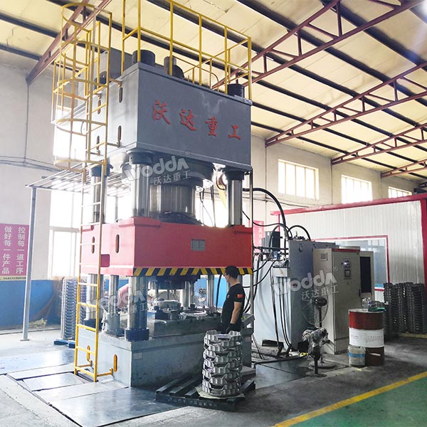 2000噸液壓機現(xiàn)場 2000噸液壓機現(xiàn)場