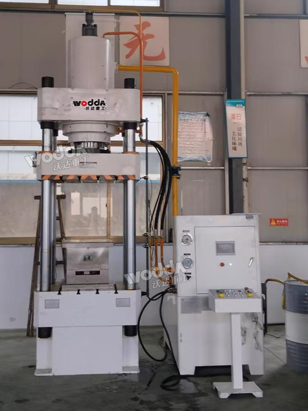 防彈頭盔成型液壓機現場