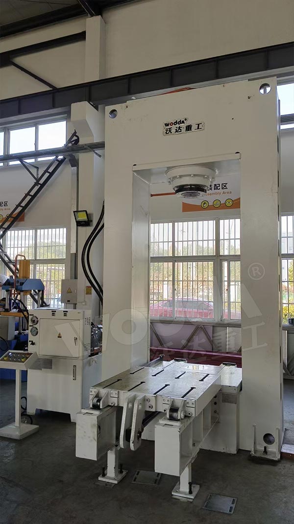 315噸龍門框架式液壓機(jī) 315噸龍門框架式液壓機(jī)