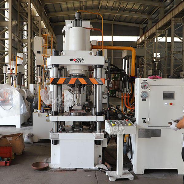 120噸汽車(chē)摩擦片成型液壓機(jī)