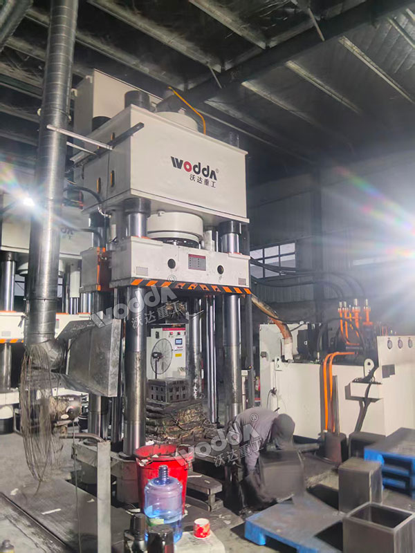 500噸石墨匣缽液壓機(jī)現(xiàn)場(chǎng) 500噸石墨匣缽液壓機(jī)現(xiàn)場(chǎng)