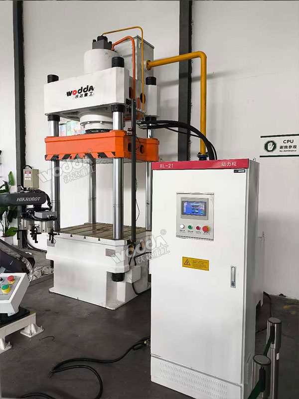 315噸四柱液壓機(jī)現(xiàn)場(chǎng)