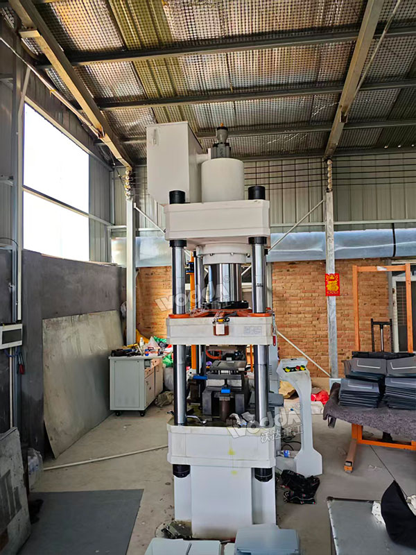 200噸四柱液壓機(jī)現(xiàn)場試機(jī) 200噸四柱液壓機(jī)現(xiàn)場試機(jī)