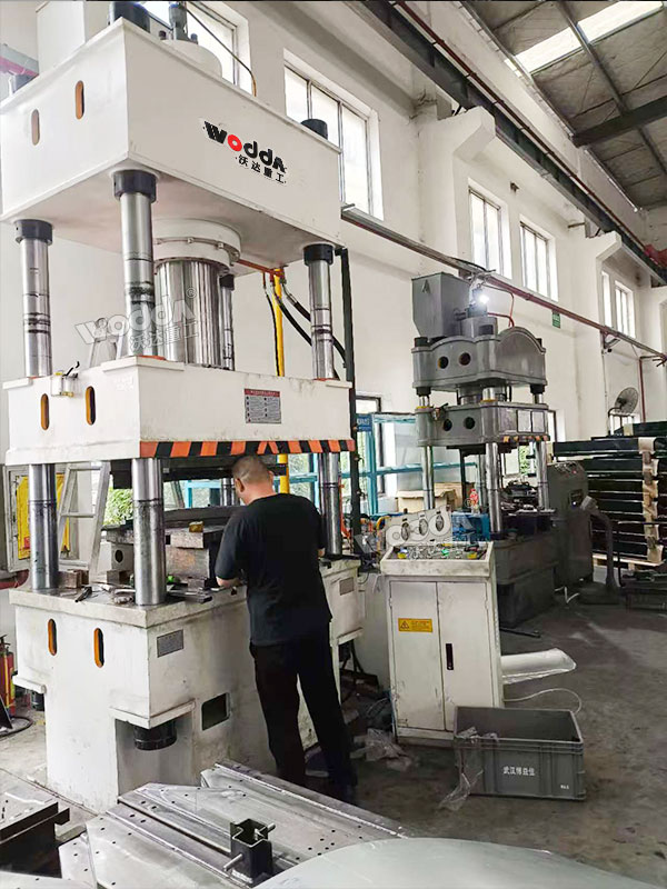 315噸四柱液壓機(jī)客戶(hù)現(xiàn)場(chǎng)