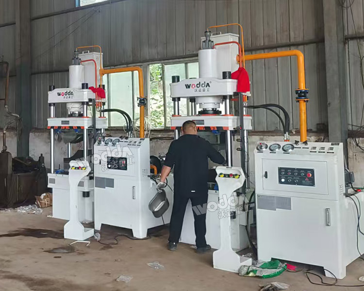 100噸不銹鋼盆拉伸液壓機(jī)現(xiàn)場(chǎng) 100噸不銹鋼盆拉伸液壓機(jī)現(xiàn)場(chǎng)