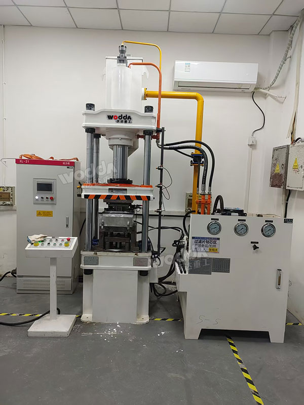 63噸碳酸鈉粉末成型液壓機(jī) 63噸碳酸鈉粉末成型液壓機(jī)