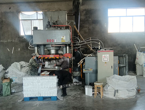 800噸牛羊舔磚液壓機(jī) 800噸牛羊舔磚液壓機(jī)