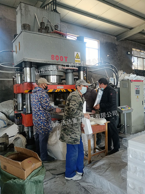 800噸鹽磚機(jī) 800噸鹽磚機(jī)