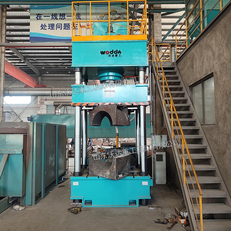 630噸熱壓彎頭成型液壓機(jī)現(xiàn)場.jpg 630噸熱壓彎頭成型液壓機(jī)現(xiàn)場.jpg