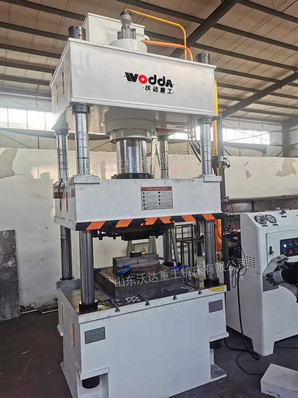 200噸四柱液壓機試機